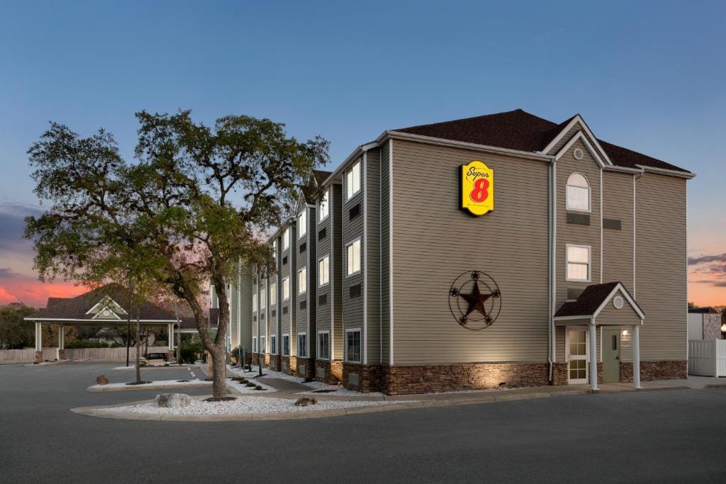 Super 8 by Wyndham San Antonio Airport North — 3