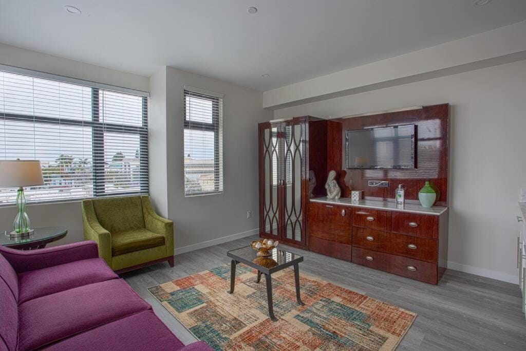 Cali King Size One Bedroom Luxurious Suite in DTSD — 1