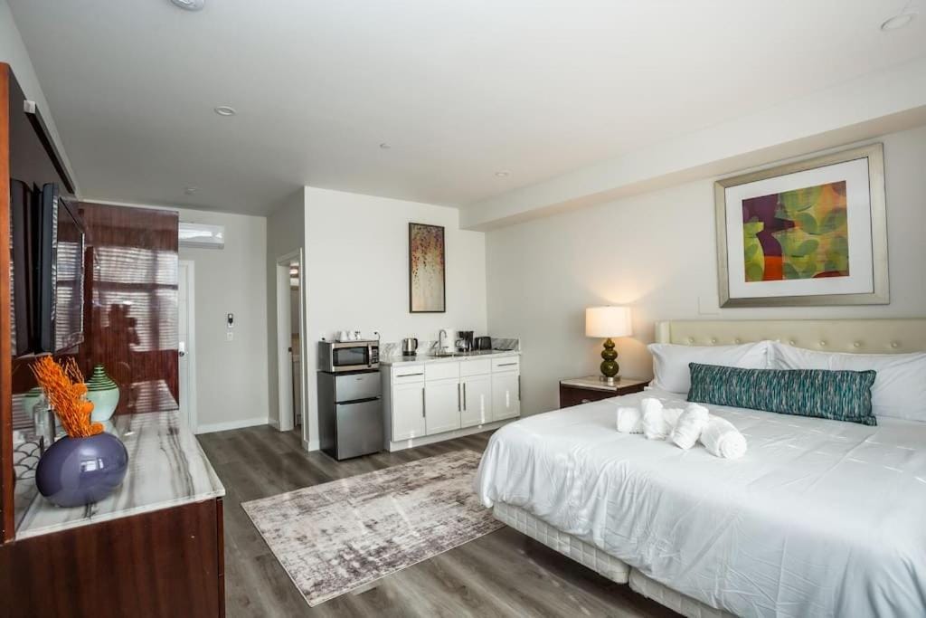 Luxurious Studio in Heart of San Diego w Cali King — 1