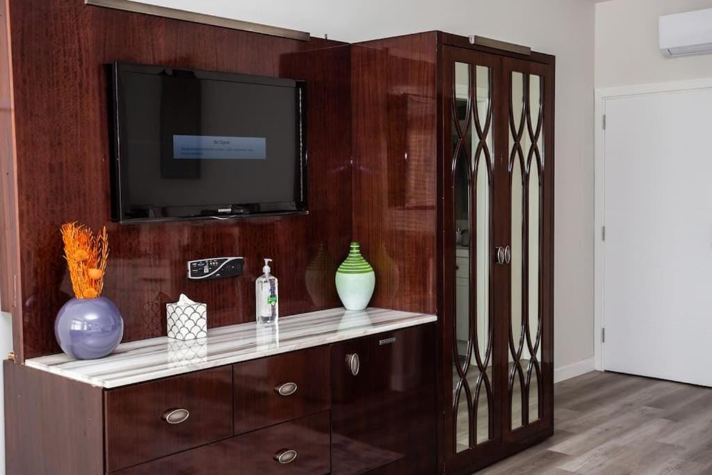 Luxurious Studio in Heart of San Diego w Cali King — 3