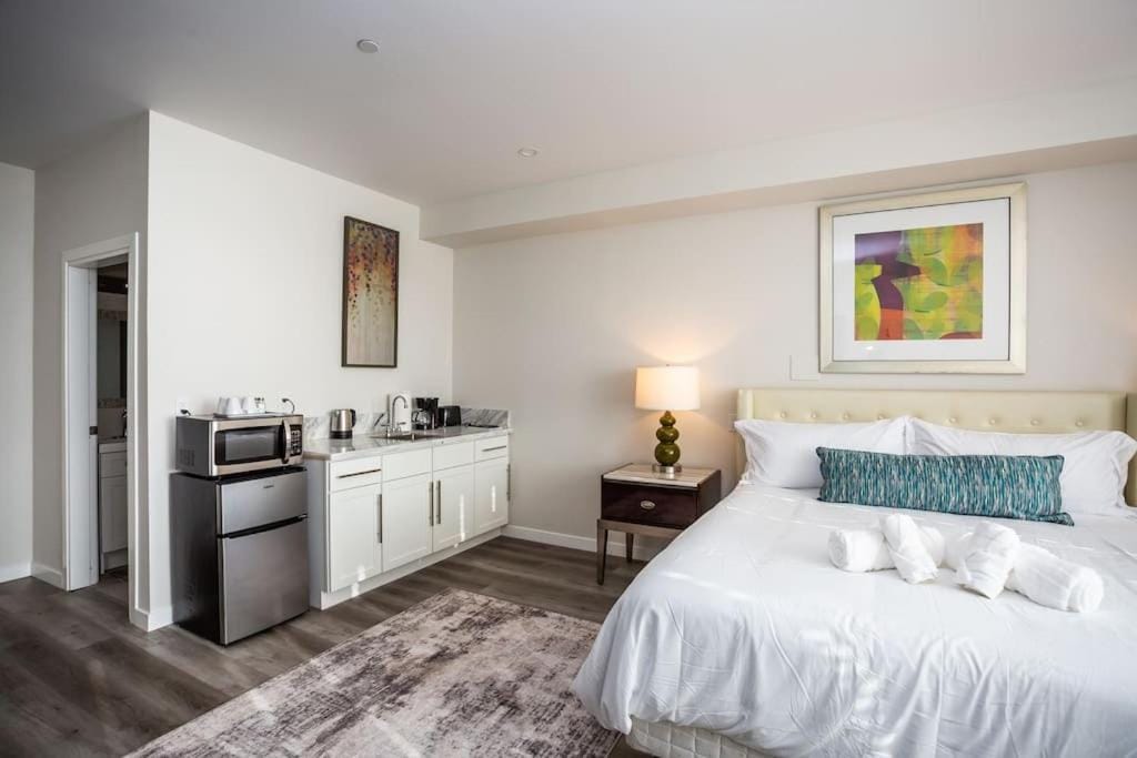 Luxurious Studio in Heart of San Diego w Cali King — 4