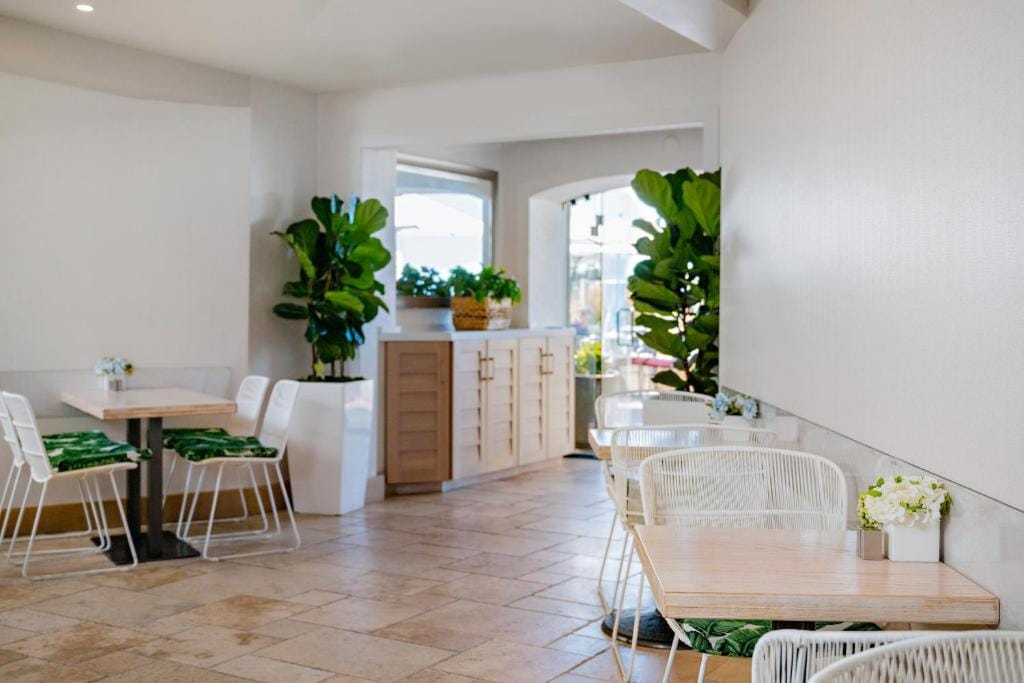 Pacific Terrace Hotel — 4