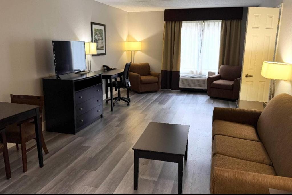 Comfort Inn & Suites Tampa North I-75 — 5