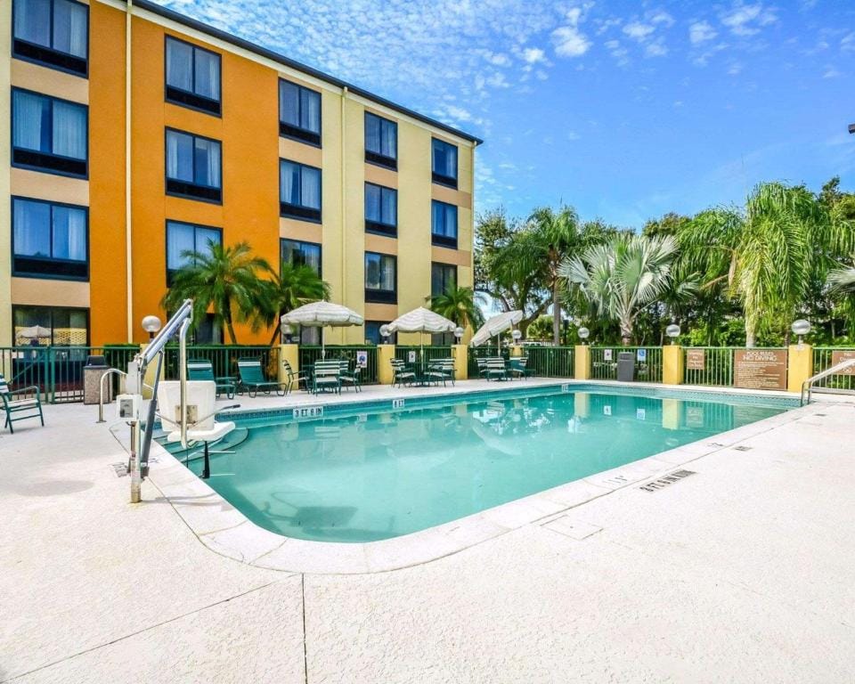 Comfort Suites Tampa - Brandon — 4