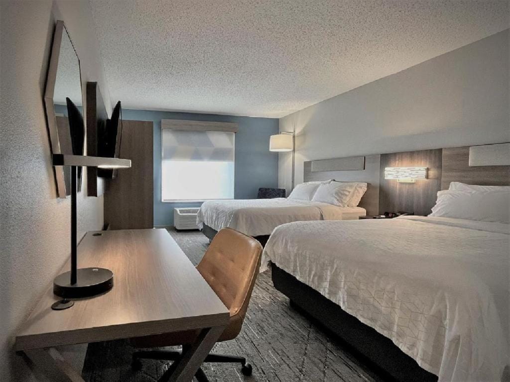 Holiday Inn Express and Suites Tampa I-75 at Bruce B. Downs by IHG — 2