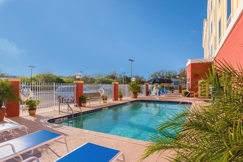 Holiday Inn Express Hotel & Suites Tampa-Fairgrounds-Casino by IHG — 4