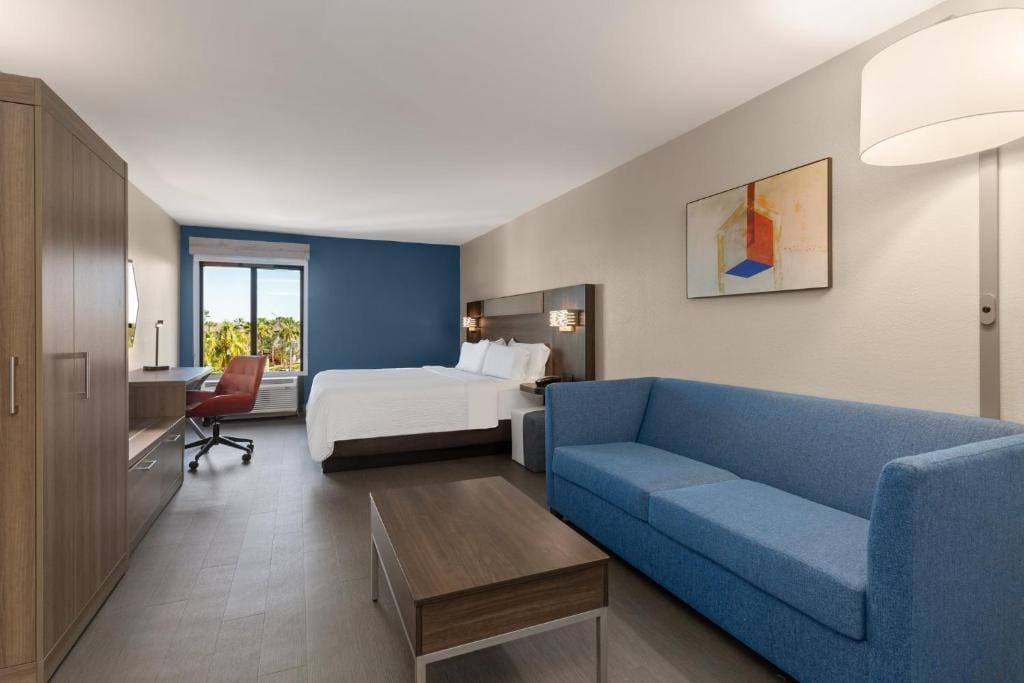 Holiday Inn Express Hotel & Suites Tampa-Rocky Point Island by IHG — 2