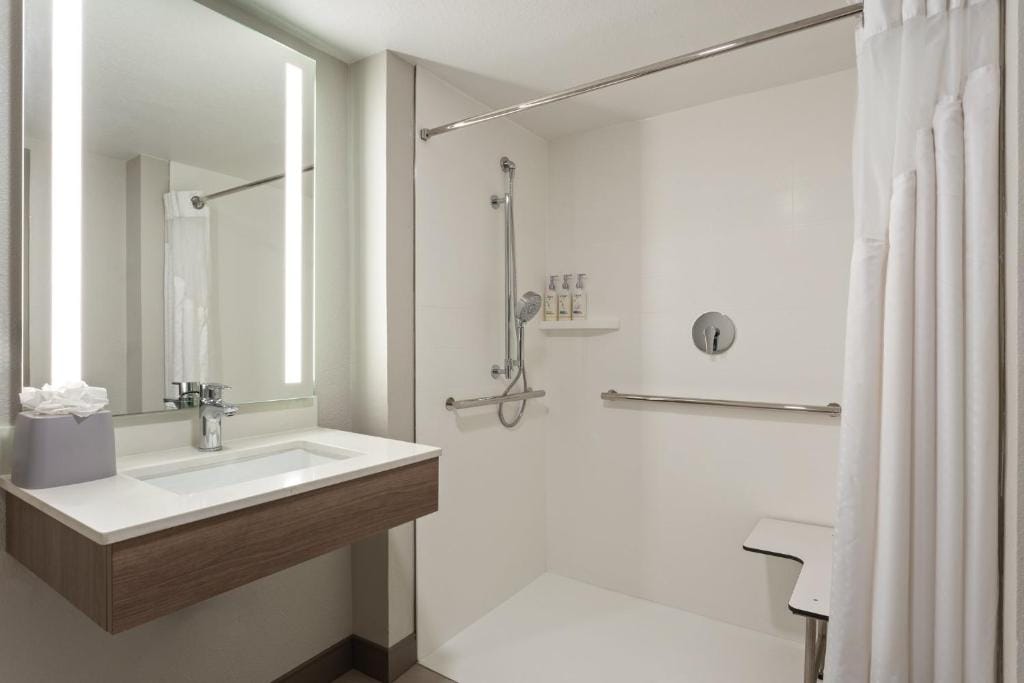 Holiday Inn Express Hotel & Suites Tampa-Rocky Point Island by IHG — 3