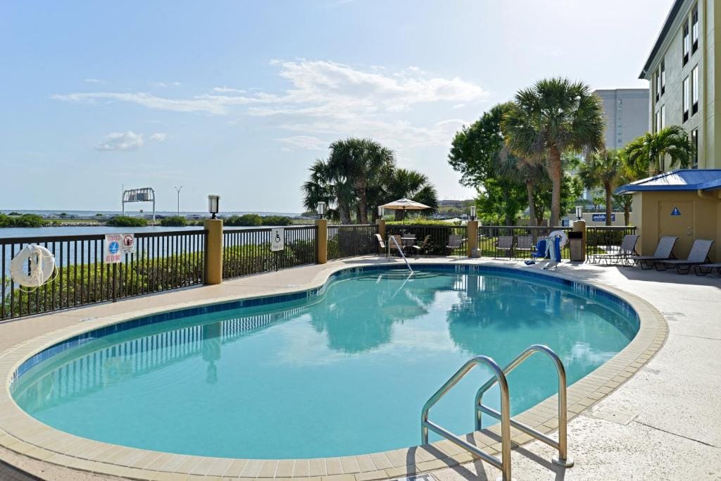 Holiday Inn Express Hotel & Suites Tampa-Rocky Point Island by IHG — 4