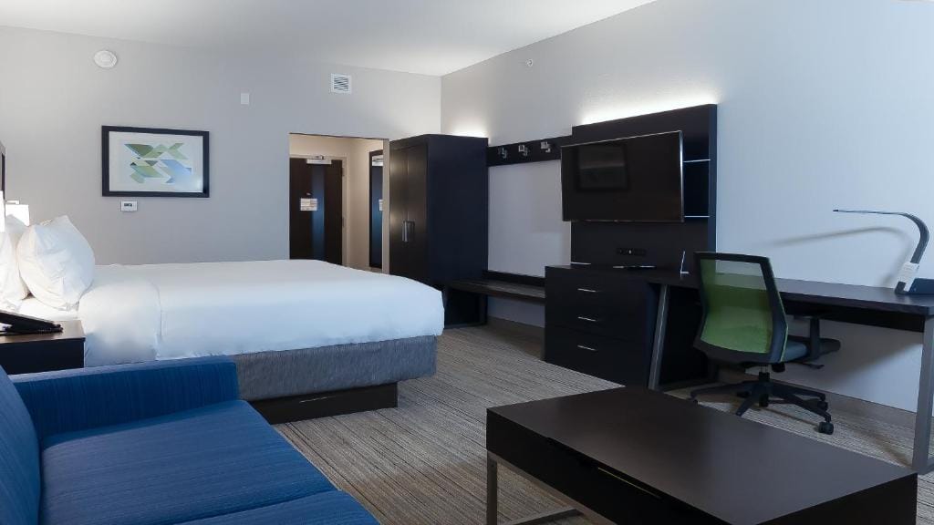 Holiday Inn Express & Suites - Tampa East - Ybor City by IHG — 2