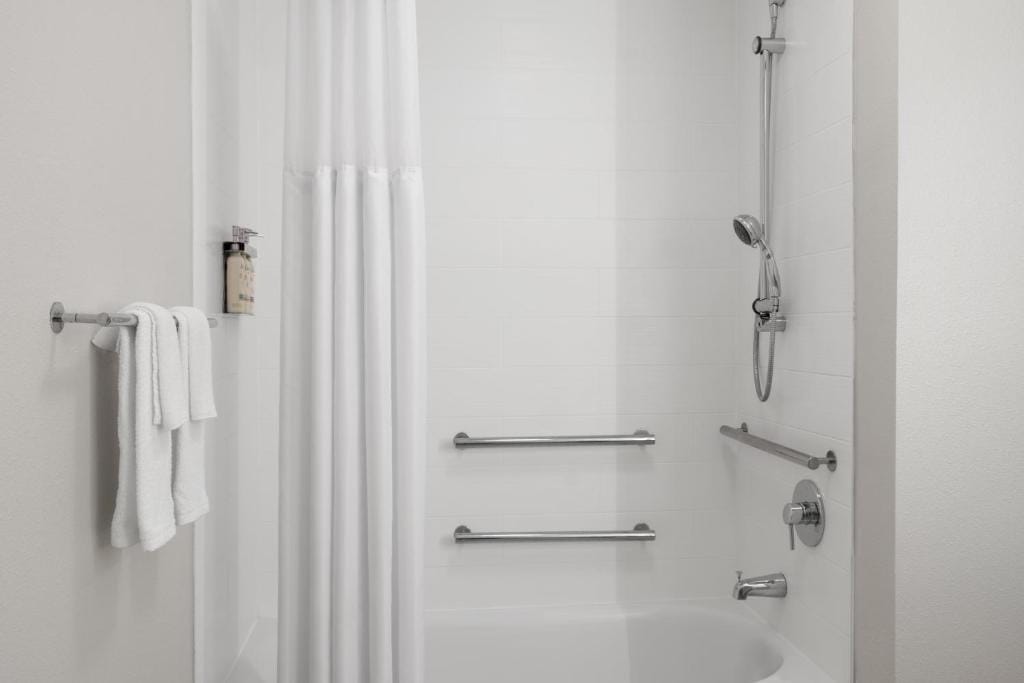 Holiday Inn Express & Suites - Tampa East - Ybor City by IHG — 3