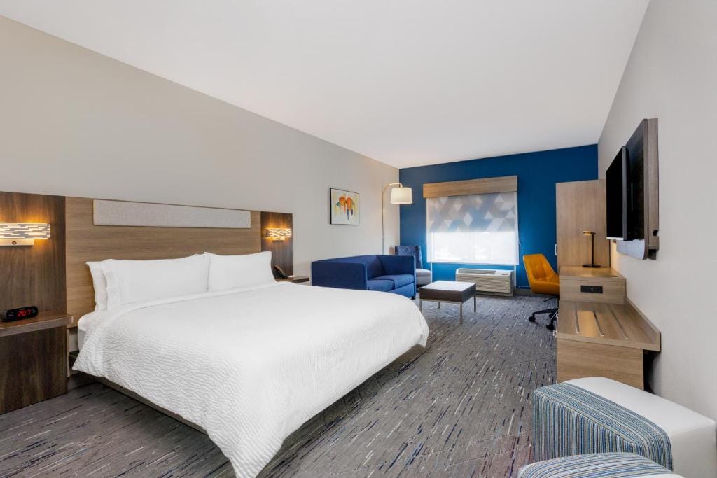 Holiday Inn Express & Suites Tampa Stadium - Airport Area by IHG — 2