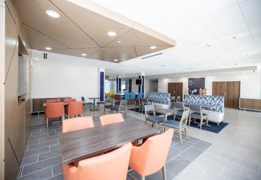 Holiday Inn Express & Suites Tampa Stadium - Airport Area by IHG — 4
