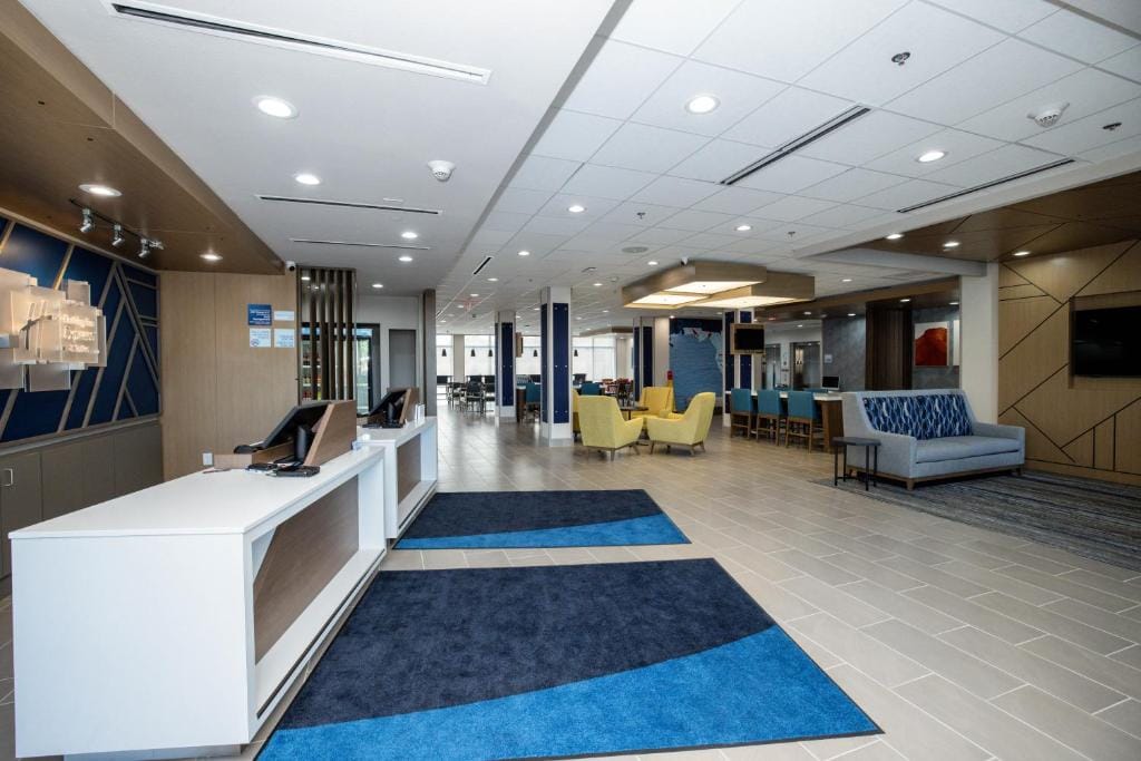 Holiday Inn Express & Suites Tampa Stadium - Airport Area by IHG — 5