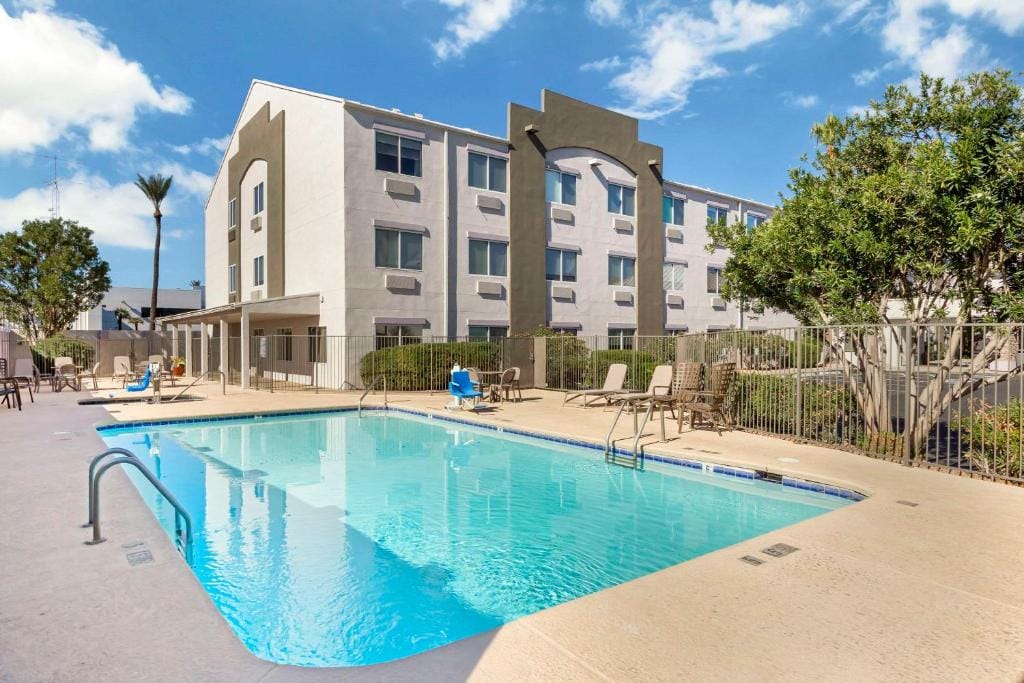 Comfort Suites at Tucson Mall — 4