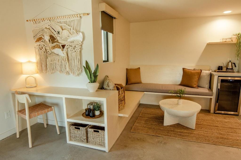 Brut Hotel — 3
