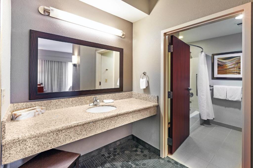 Courtyard by Marriott Tulsa Woodland Hills — 3