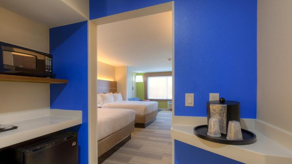 Holiday Inn Express & Suites Tulsa Midtown by IHG — 2