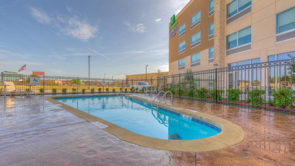 Holiday Inn Express & Suites Tulsa Midtown by IHG — 3