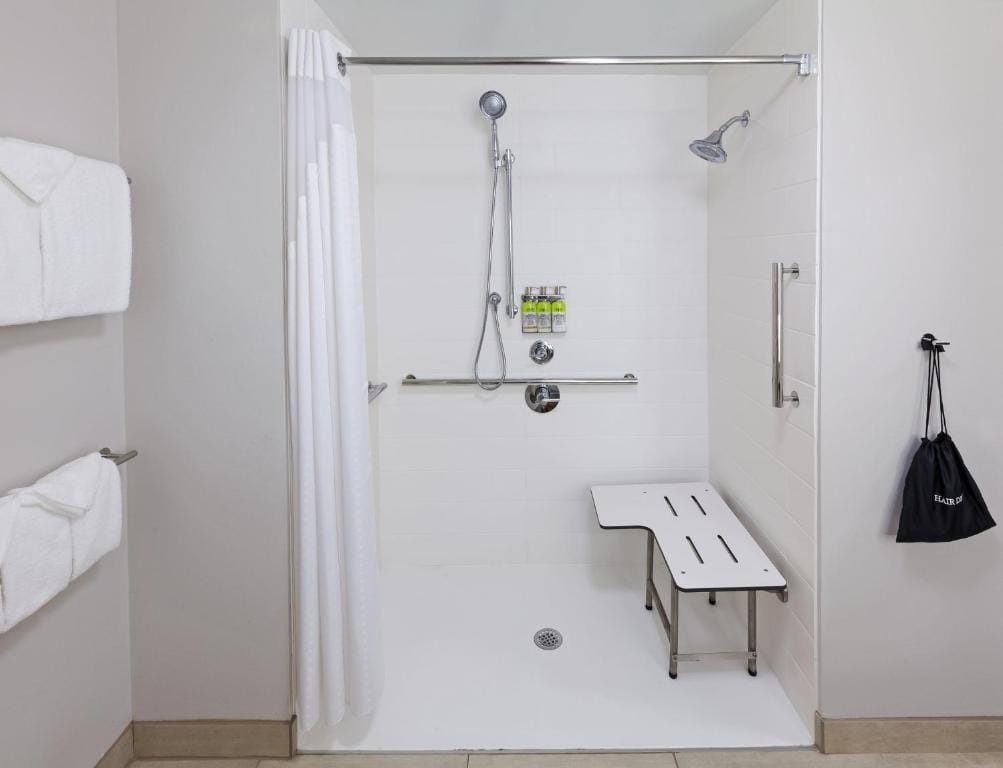 Holiday Inn Express & Suites Tulsa South - Woodland Hills by IHG — 3