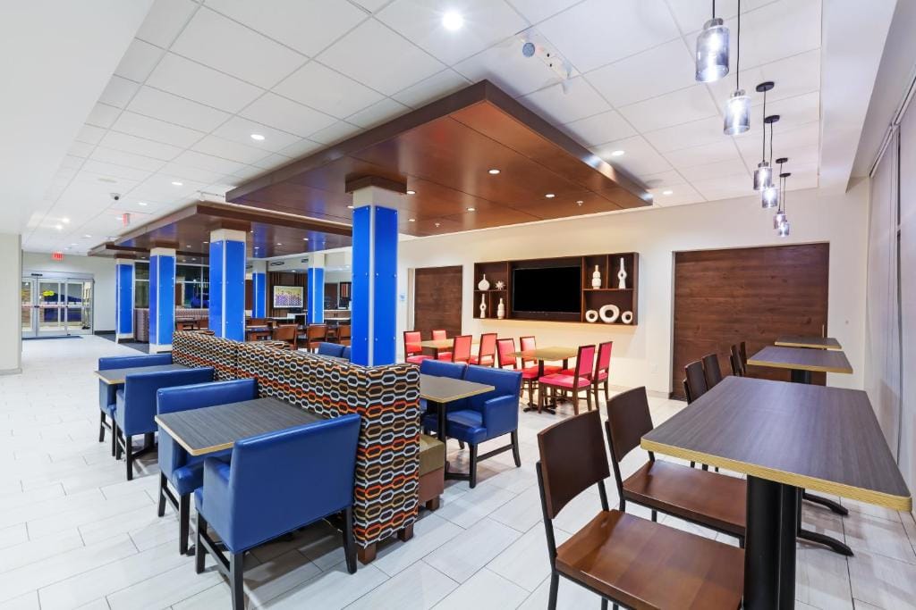 Holiday Inn Express & Suites Tulsa South - Woodland Hills by IHG — 5
