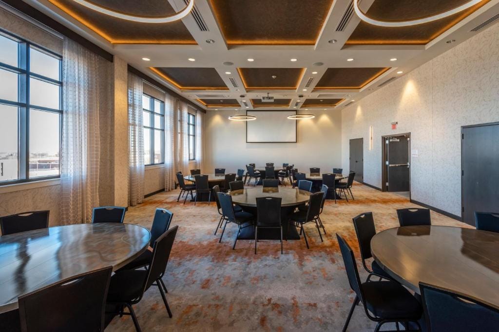 Hotel Indigo Tulsa DWTN/Entertainment Area — 5