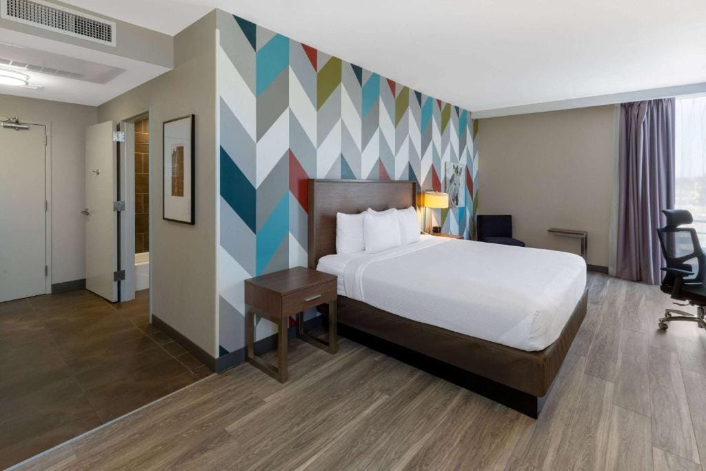 La Quinta Inn & Suites by Wyndham Tulsa Downtown - Route 66 — 2