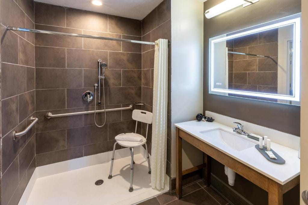 La Quinta Inn & Suites by Wyndham Tulsa Downtown - Route 66 — 3