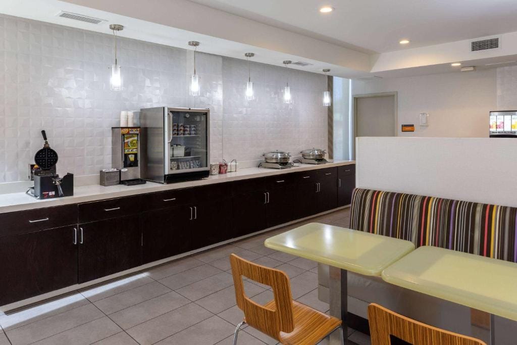 La Quinta Inn & Suites by Wyndham Tulsa Downtown - Route 66 — 4