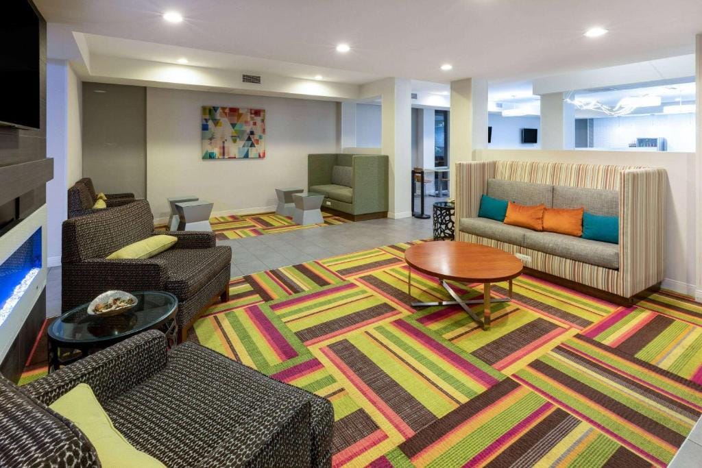 La Quinta Inn & Suites by Wyndham Tulsa Downtown - Route 66 — 5