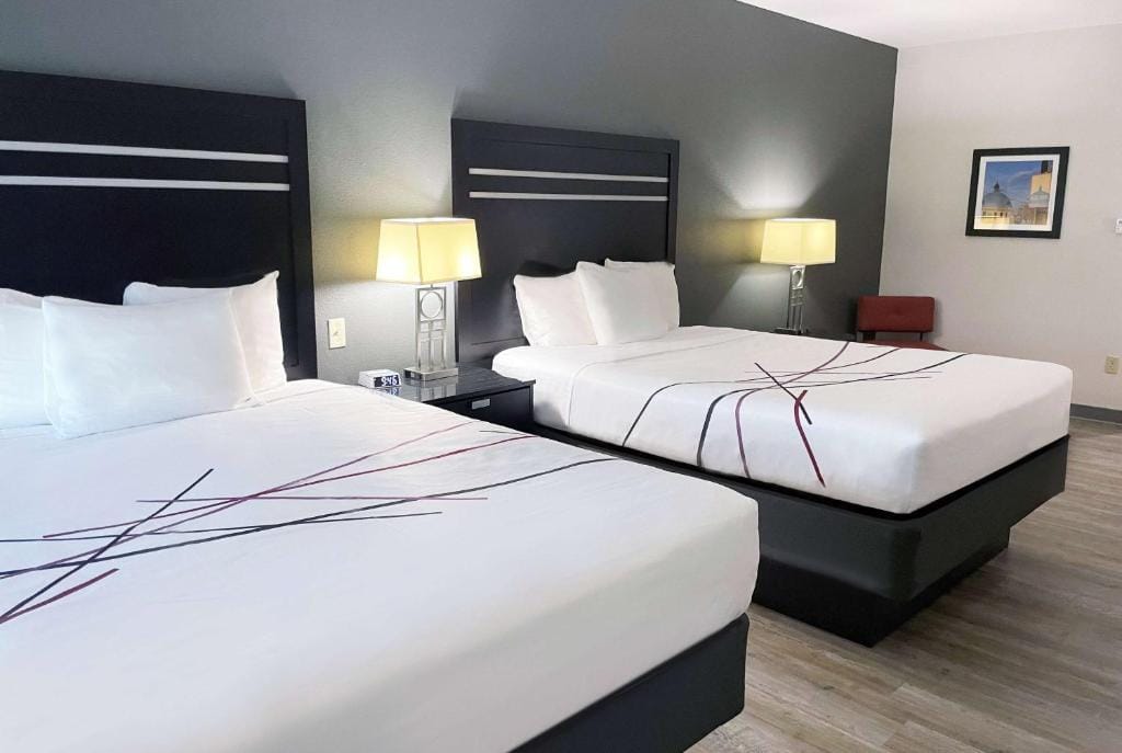 La Quinta Inn & Suites by Wyndham Tulsa Midtown — 2