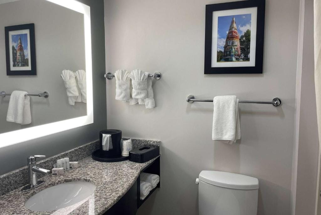 La Quinta Inn & Suites by Wyndham Tulsa Midtown — 3