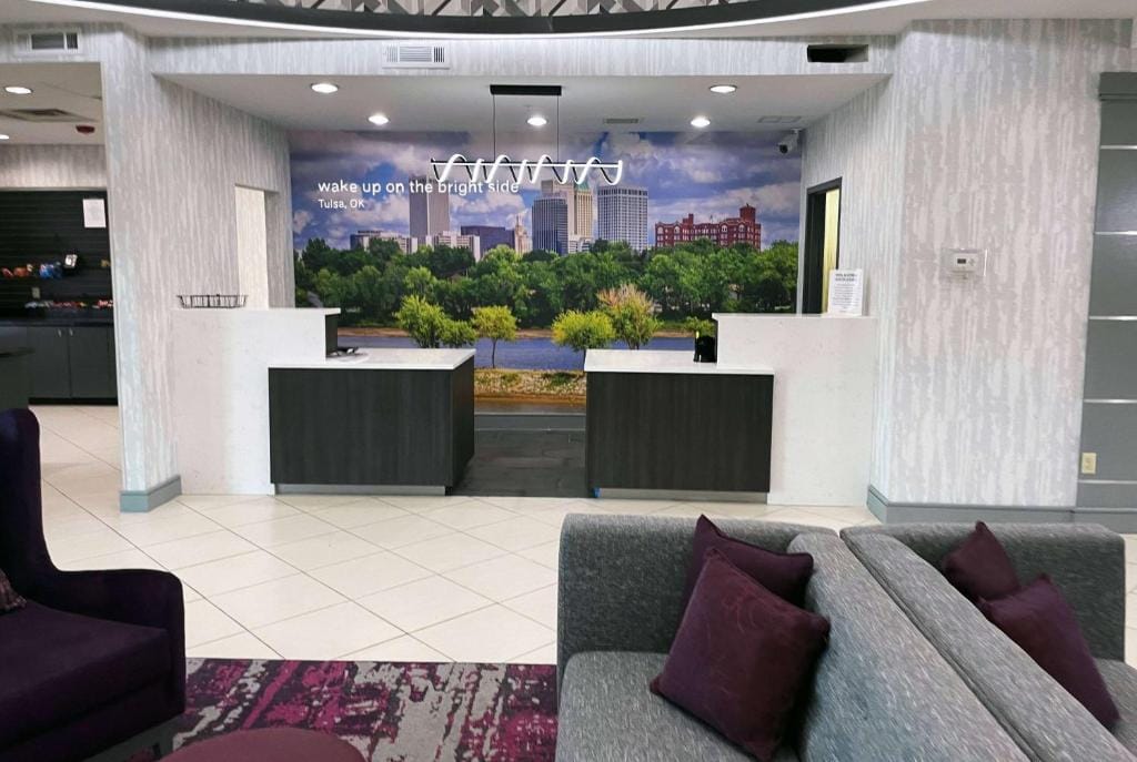 La Quinta Inn & Suites by Wyndham Tulsa Midtown — 5
