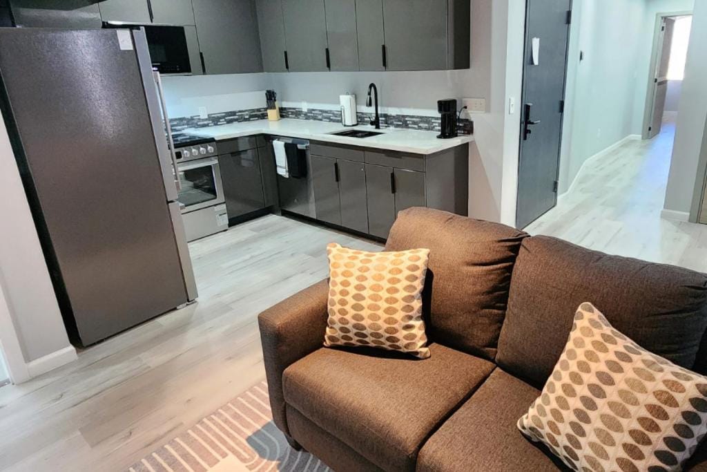 Peaceful Midtown Apartment with Gym and Parking