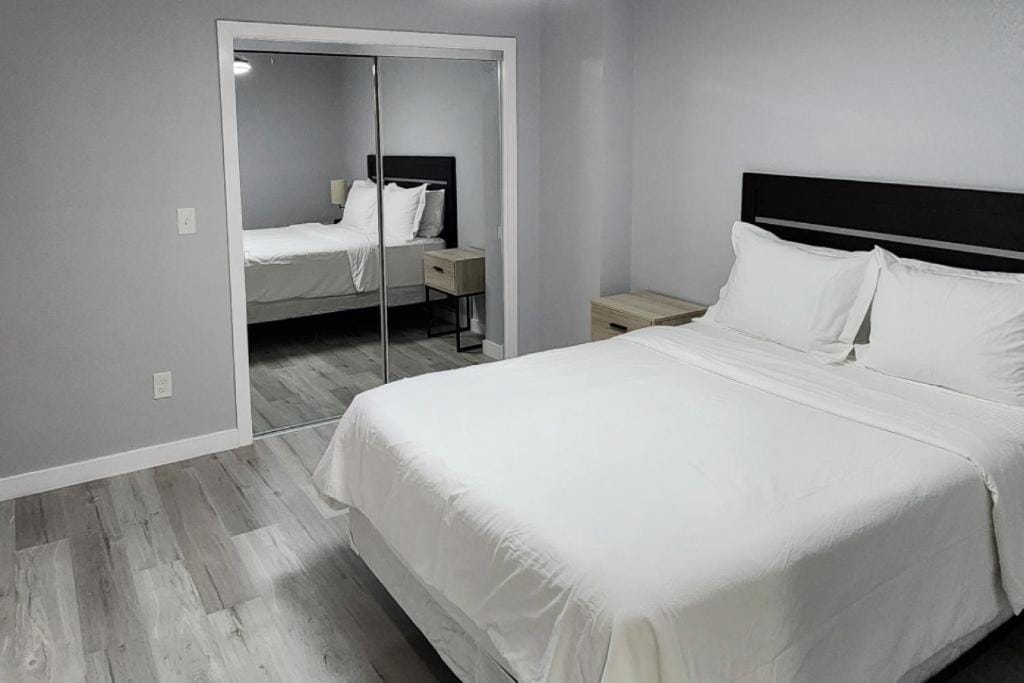 Peaceful Midtown Apartment with Gym and Parking — 2