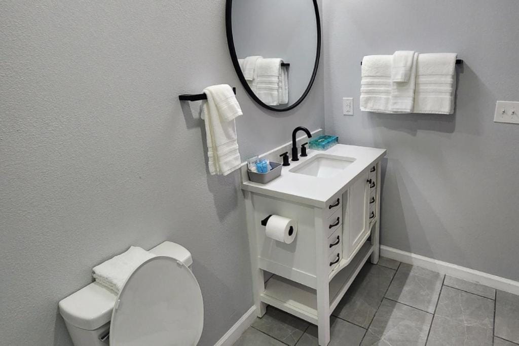 Peaceful Midtown Apartment with Gym and Parking — 3