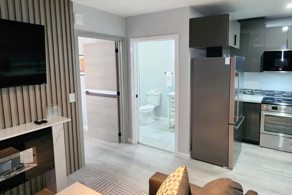 Peaceful Midtown Apartment with Gym and Parking — 4