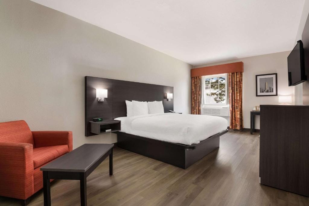 Quality Suites Tulsa I-44 — 2