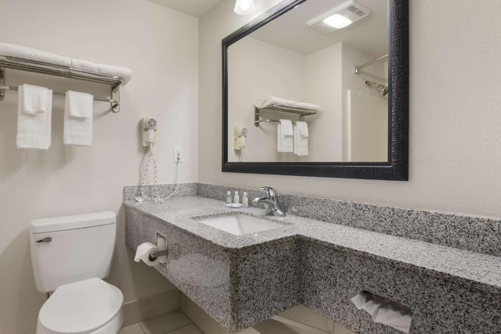 Quality Suites Tulsa I-44 — 3