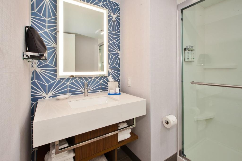 Holiday Inn Express & Suites VA Beach Oceanfront by IHG — 3