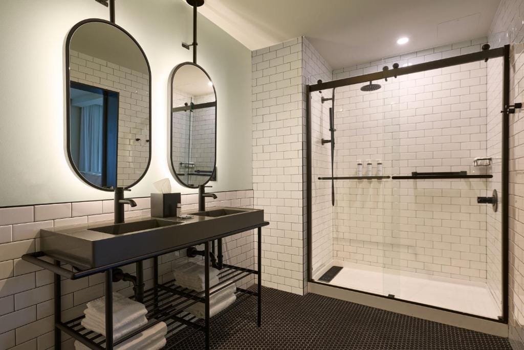 Moxy Virginia Beach Oceanfront — 3
