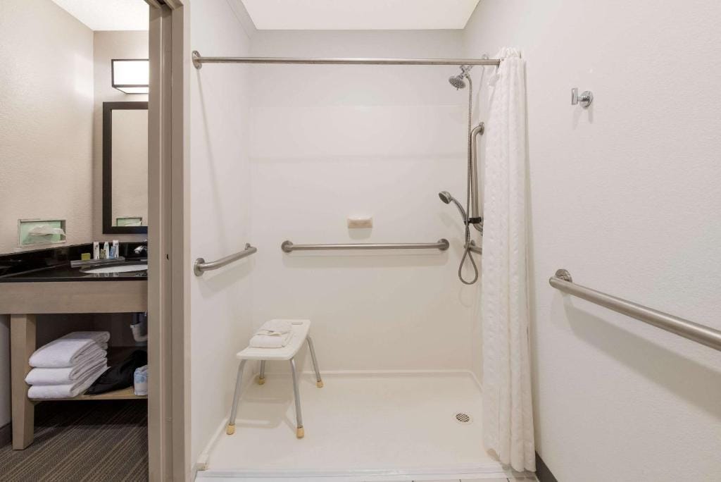 Country Inn & Suites by Radisson, Wichita East, KS — 2
