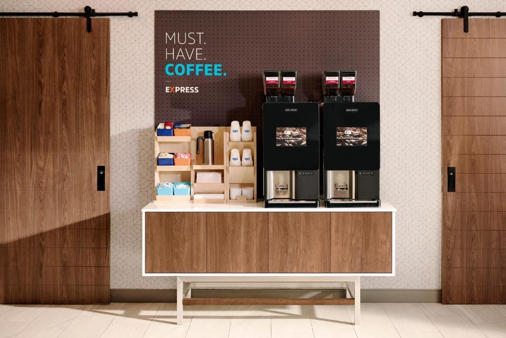 Holiday Inn Express Hotel & Suites Wichita Airport by IHG — 2