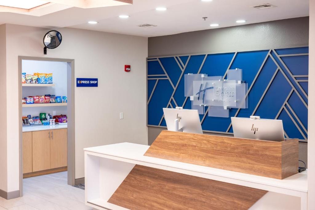 Holiday Inn Express Hotel & Suites Wichita Airport by IHG — 3