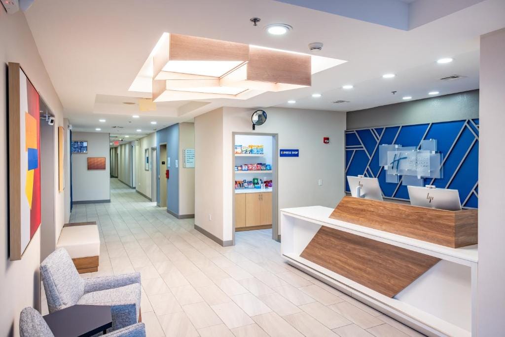 Holiday Inn Express Hotel & Suites Wichita Airport by IHG — 4