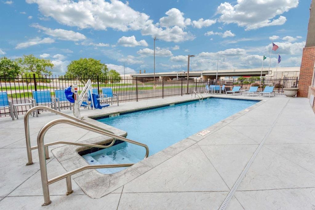 La Quinta by Wyndham Wichita Airport — 3