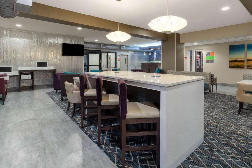 La Quinta by Wyndham Wichita Airport — 4