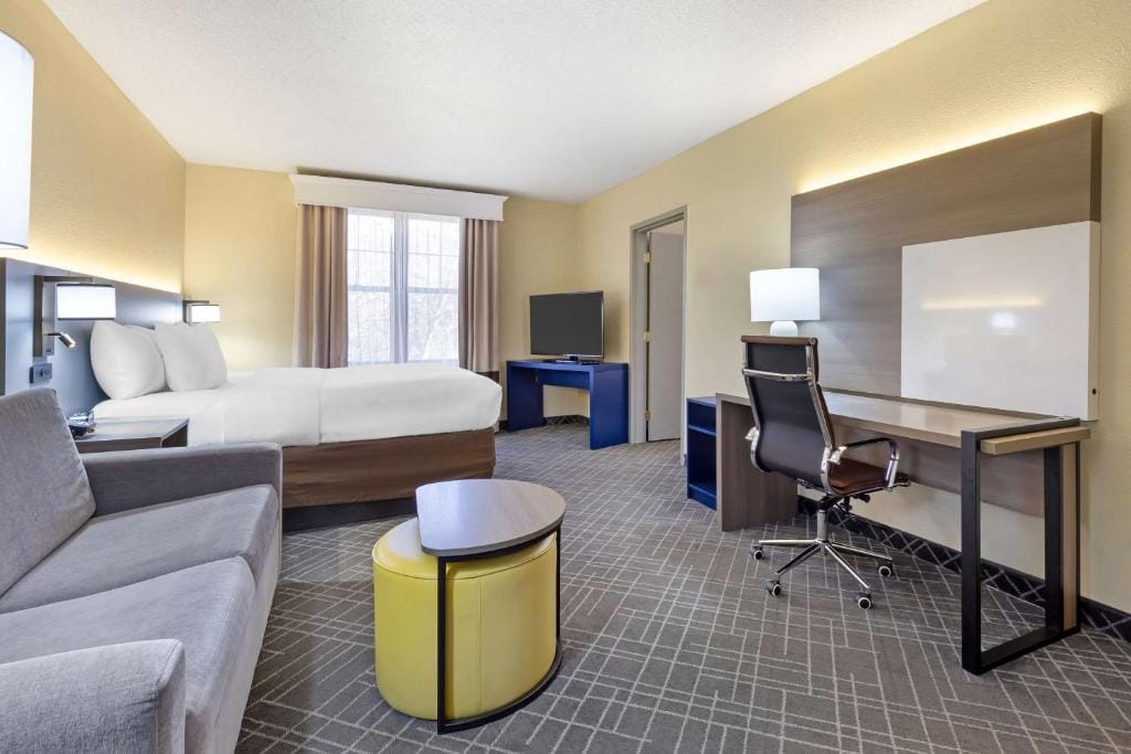 Comfort Suites Hanes Mall — 3