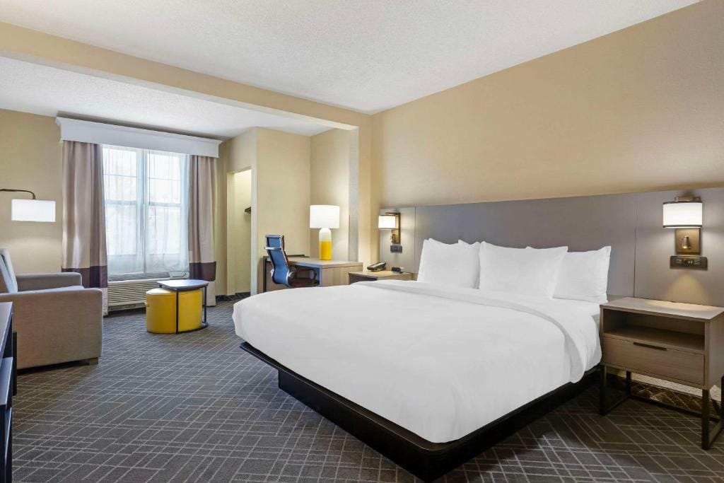 Comfort Suites Hanes Mall — 4