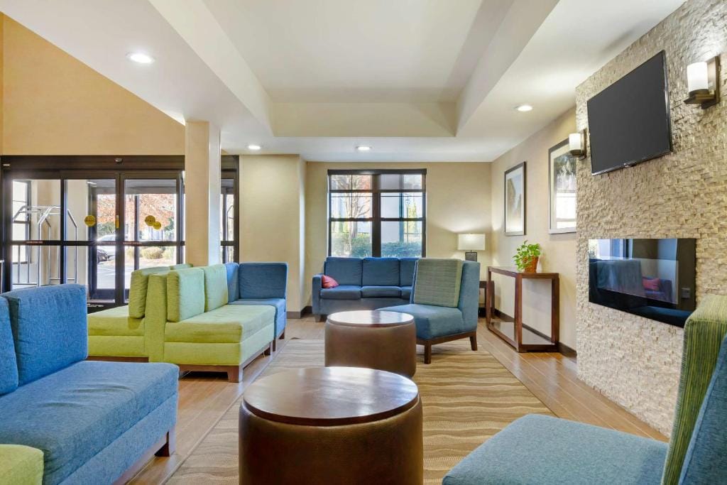 Comfort Suites Hanes Mall — 5